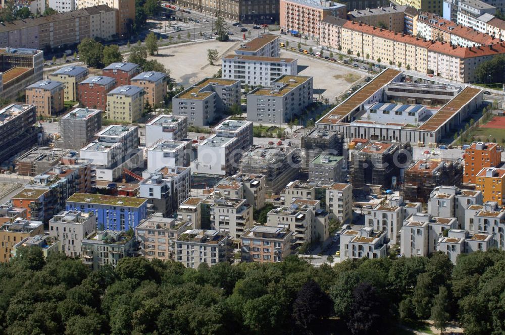 Aerial photograph München - Entstehung vom neuen Münchner Stadtquartier Theresienhöhe. Auf dem 47,1 ha großen ehemaligen Messegelände am Rand der Innenstadt sollen in einer Mischung aus Kern- und Wohngebiet ca. 4000 bis 5000 Arbeitsplätze, 1400 Wohnungen, Schule, Kita, Grünflächen u.a. entstehen. Informationen zum Gesamtprojekt Realisierungswettbewerbe: Susanne Bäumler, Tel.: 089/23322083, Fax: 089/23326410, susanne.baeumler@muenchen.de,