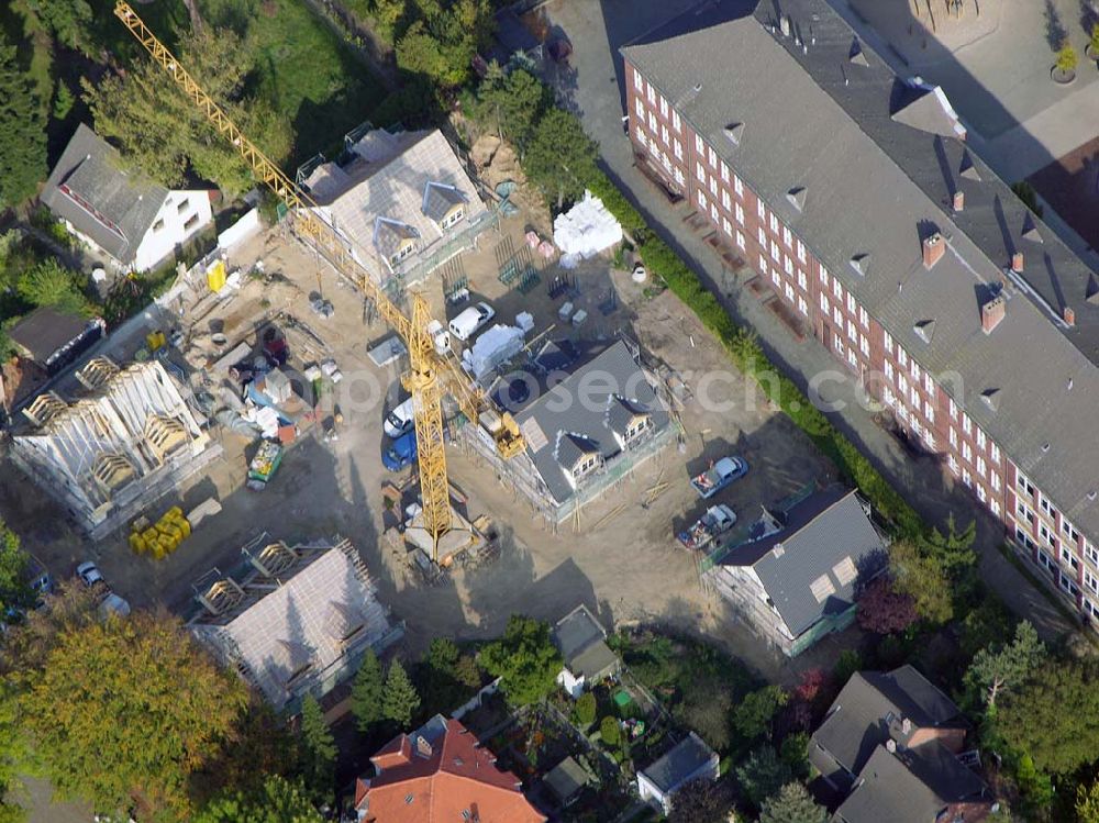 Berlin-Wittenau from above - 13.10.2004 Berlin-Wittenau, Wohnsiedlung-Neubau der PREMIER-Deutschland GmbH, an der Bondickstraße / Nimrodstraße in Berlin Wittenau / Reinickendorf