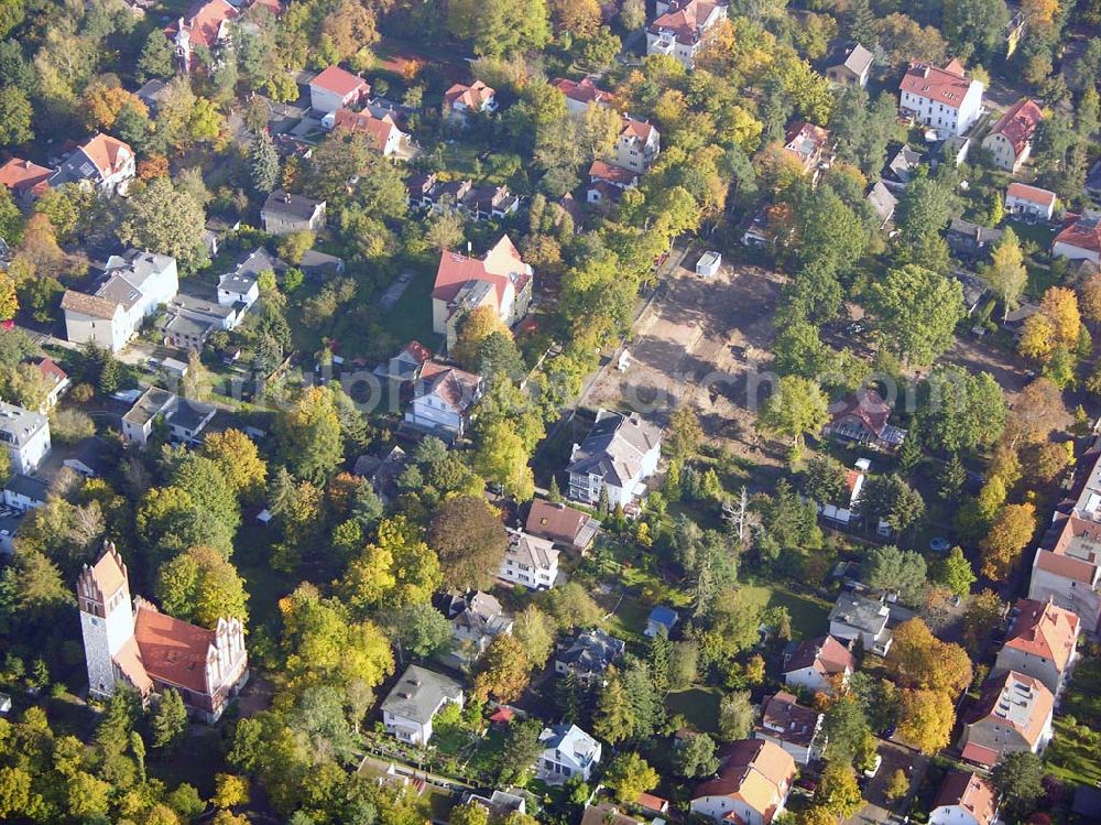 Berlin-Wittenau from the bird's eye view: 13.10.2004 Berlin-Wittenau, Wohnsiedlung-Neubau der PREMIER-Deutschland GmbH, an der Bondickstraße / Nimrodstraße in Berlin Wittenau / Reinickendorf