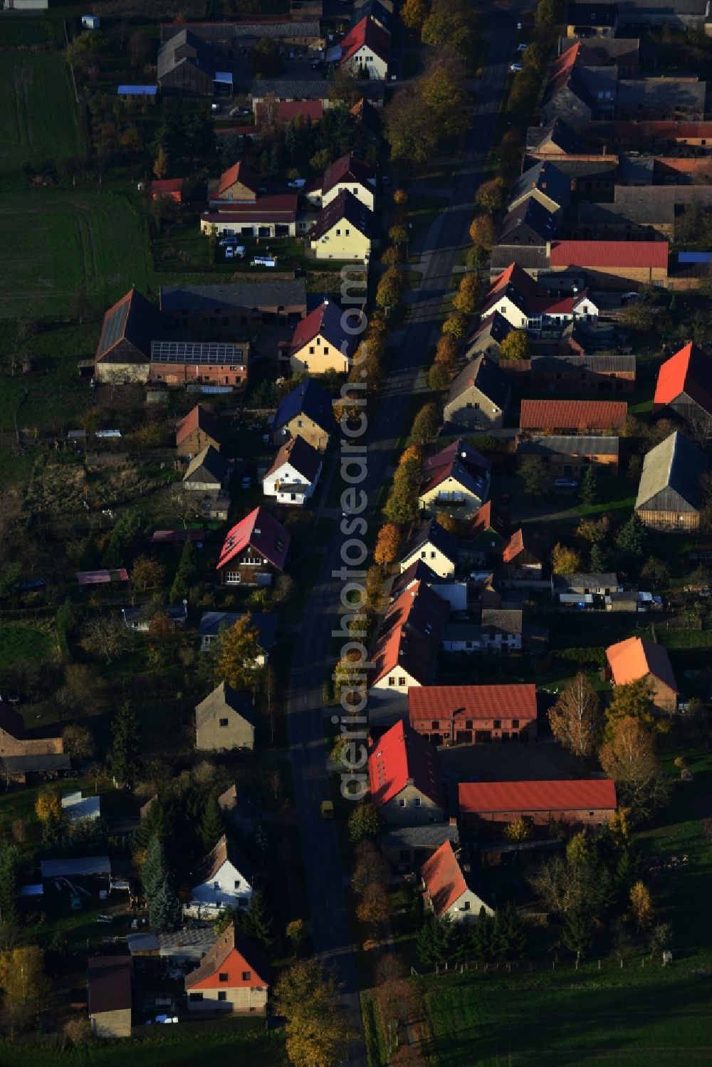 Aerial image Löwenberger Land Gutengermendorf - Small residential area with village character in the district Gutengermendorf in Löwenberger Land in Brandenburg. There are family houses surrounded by fields and arable land