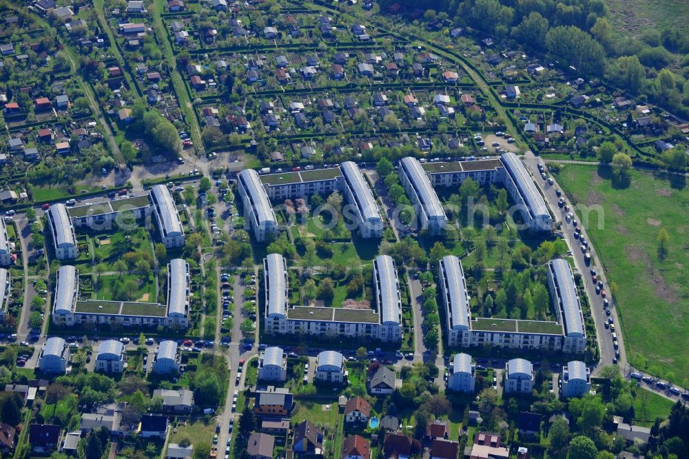 Aerial image Berlin - Settlement Ringelnatz-Siedlung in the district of Marzahn-Hellersdorf in Berlin in Germany. The U-shaped storey buildings are located on the Eastern periphery of Berlin. They were built between 1993 and 1996 and are surrounded by allotements and single family houses