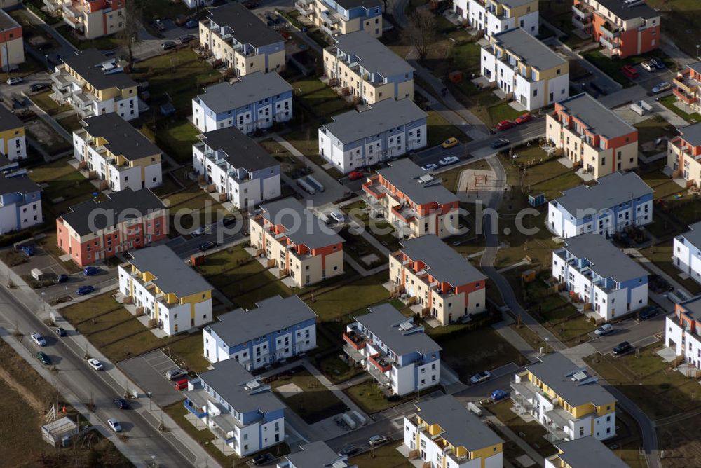 Aerial photograph Berlin - Lichterfelde Blick auf die Wohnsiedlung Schweizer Viertel in Berlin Lichterfelde. Nach dem zweiten Weltkrieg hatten dort die amerikanischen Streitkräfte ihre Kasernen, heute bietet die Siedlung 700 Wohnungen für Familien mit Ziergärten und Kinderspielplätzen. Kontakt: Dipl.-Ing. Architekt Kay Wieland, Kurfürstendamm 196 10707 Berlin, Tel. +49(0)30 34822 17, Fax +49(0)30 347029 89, Email: mailto@abkw.de