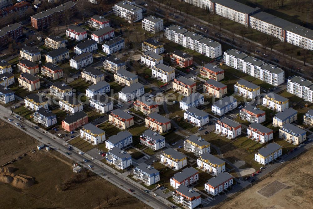 Berlin from above - Lichterfelde Blick auf die Wohnsiedlung Schweizer Viertel in Berlin Lichterfelde. Nach dem zweiten Weltkrieg hatten dort die amerikanischen Streitkräfte ihre Kasernen, heute bietet die Siedlung 700 Wohnungen für Familien mit Ziergärten und Kinderspielplätzen. Kontakt: Dipl.-Ing. Architekt Kay Wieland, Kurfürstendamm 196 10707 Berlin, Tel. +49(0)30 34822 17, Fax +49(0)30 347029 89, Email: mailto@abkw.de