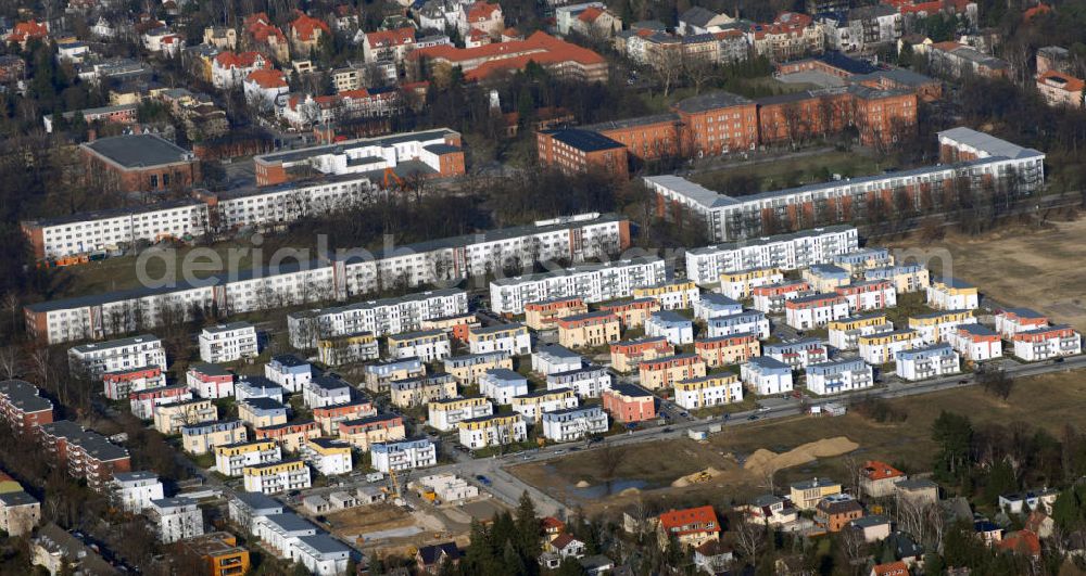 Berlin from above - Lichterfelde Blick auf die Wohnsiedlung Schweizer Viertel in Berlin Lichterfelde. Nach dem zweiten Weltkrieg hatten dort die amerikanischen Streitkräfte ihre Kasernen, heute bietet die Siedlung 700 Wohnungen für Familien mit Ziergärten und Kinderspielplätzen. Kontakt: Dipl.-Ing. Architekt Kay Wieland, Kurfürstendamm 196 10707 Berlin, Tel. +49(0)30 34822 17, Fax +49(0)30 347029 89, Email: mailto@abkw.de