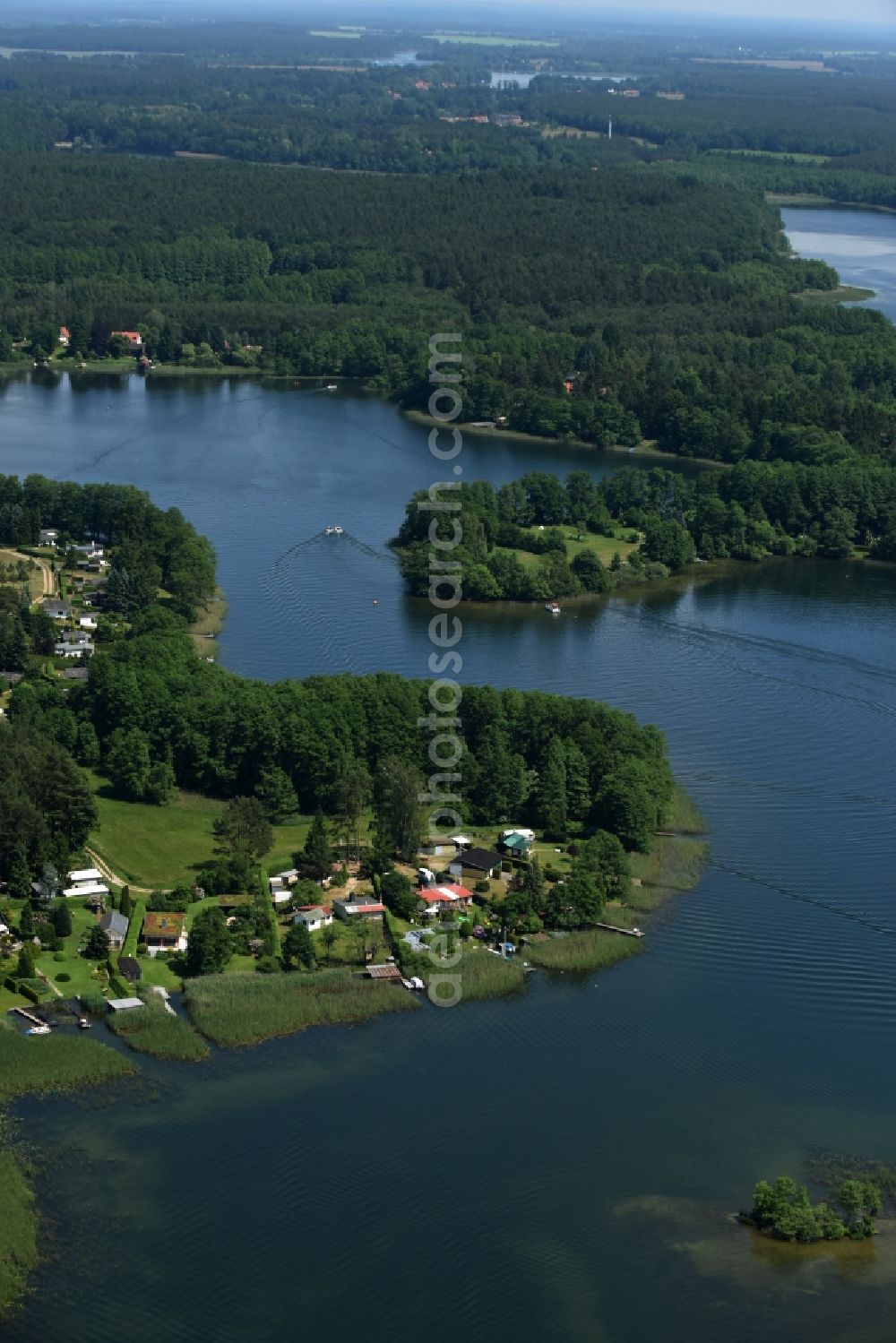 Zechlinerhütte from the bird's eye view: Residential area Der Werder on the Western shore of Lake Zootzensee in Zechlinerhuette in the state of Brandenburg