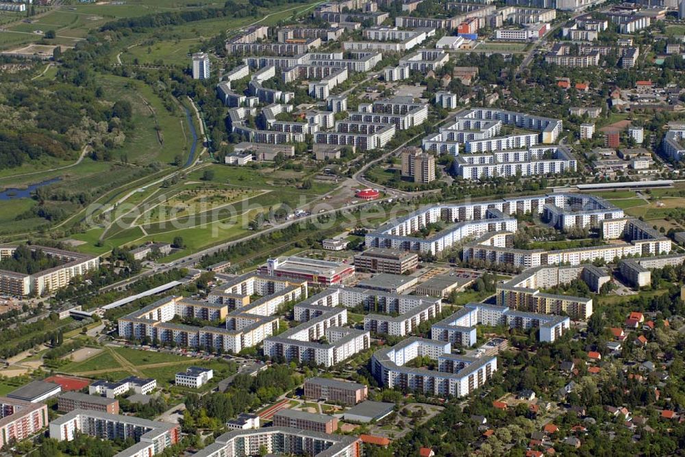 Aerial photograph Berlin- Hellersdorf - Blick auf die Wohnsiedlung zwischen Erich-Kästner-Straße und Grottkauer Straße. Im Hintergrund erscheint die Wohnsiedlung am U-Cottbusser Platz. Links im Bild verläuft die Wuhle