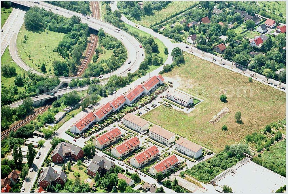 Berlin Altglienicke from above - Wohnsiedlungs- und Baugelände der DEGEWO an der Kleetausiedlung in Altglienicke (zu Treptow-Köpenick) an der Kleeblatt-/Ewaldstraße.