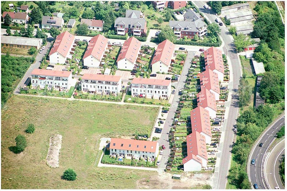 Berlin Altglienicke from above - Wohnsiedlungs- und Baugelände der DEGEWO an der Kleetausiedlung in Altglienicke (zu Treptow-Köpenick) an der Kleeblatt-/Ewaldstraße.