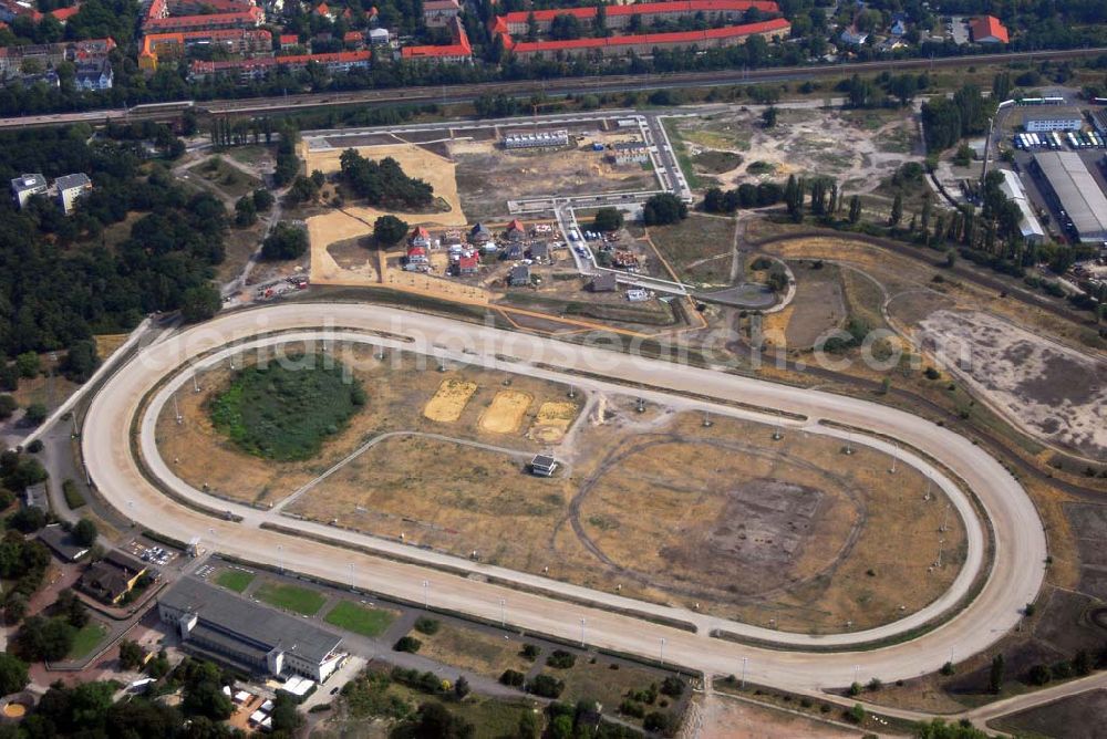 Berlin-Karlshorst from above - Blick auf die Trabrennbahn und die Baustelle der Wohnanlage Carlsgarten in Berlin Karlshorst. Karlshorst liegt auf halbem Weg zwischen Berlin-Mitte und dem Erholungsgebiet Müggelsee. Bauherr ist die NCC Deutschland GmbH. Kontakt: NCC Deutschland GmbH, Herr Helmut Kunze, Treskowallee 115, 10318 Berlin.Telefon Info-Line: 0800/670 00 00. Kontakt Trabrennbahn Karlshorst: Treskowallee 129, 10318 Berlin. Telefon:(0 30) 5 00 17 - 0