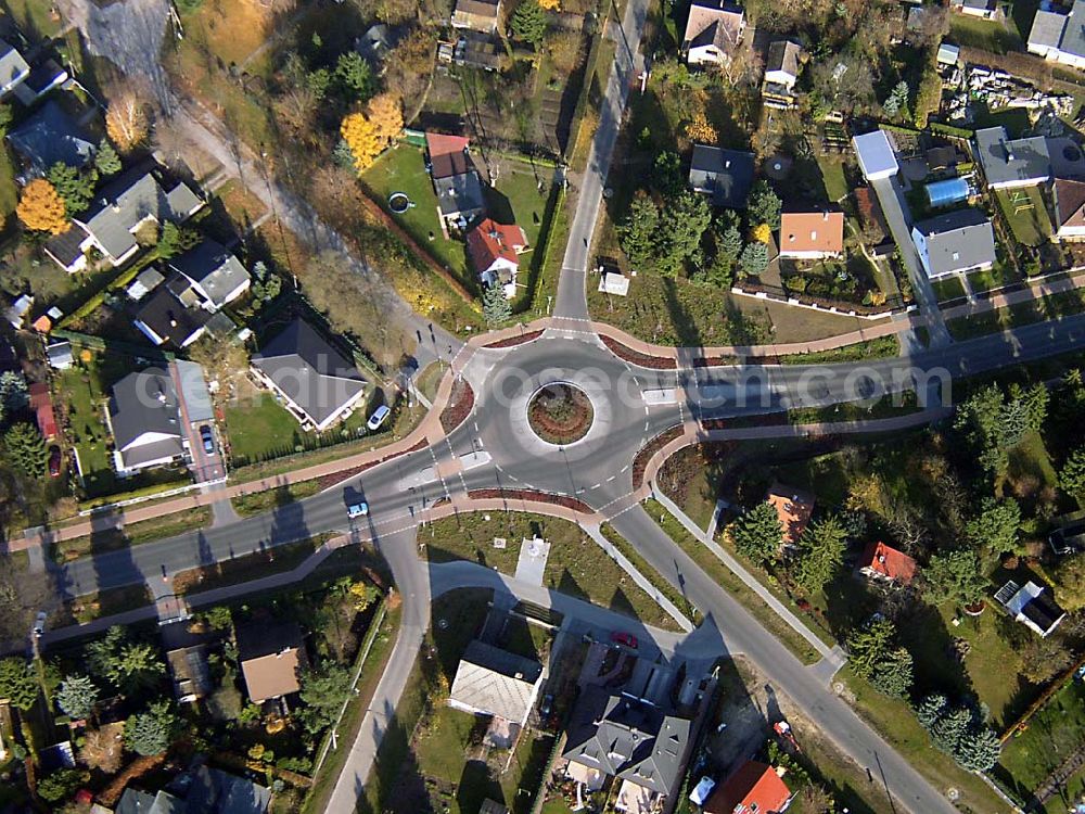 Aerial photograph Fredersdorf / Brandenburg - östlich von Berlin - Wohnsiedlungskreuzung in Fredersdorf / Brandenburg