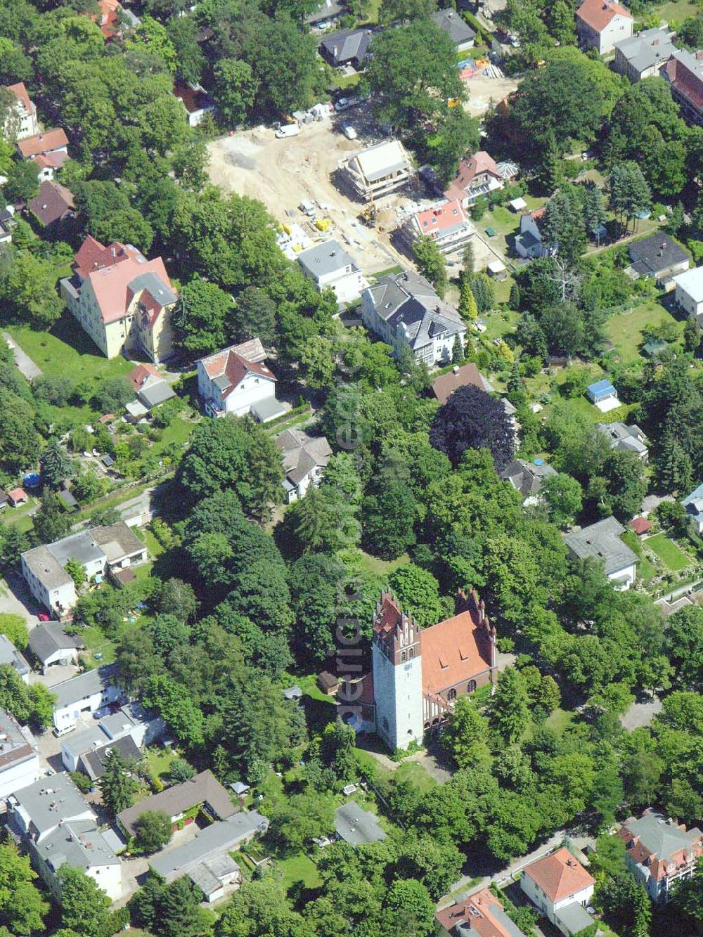 Berlin from above - 20.06.2005 Wohnsiedlungsneubau der PREMIER-Deutschland GmbH, an der Bondickenstr./Nimrodstr. in Berlin-Reinickendorf