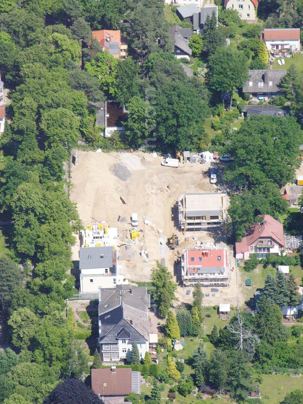 Berlin from the bird's eye view: 20.06.2005 Wohnsiedlungsneubau der PREMIER-Deutschland GmbH, an der Bondickenstr./Nimrodstr. in Berlin-Reinickendorf