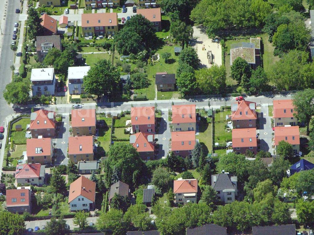 Berlin from the bird's eye view: Berlin-Karlshorst,20.06.2005,Wohnsiedlungsneubau der PREMIER-Deutschland GmbH, an der Arberstraße in Berlin-Karlshorst