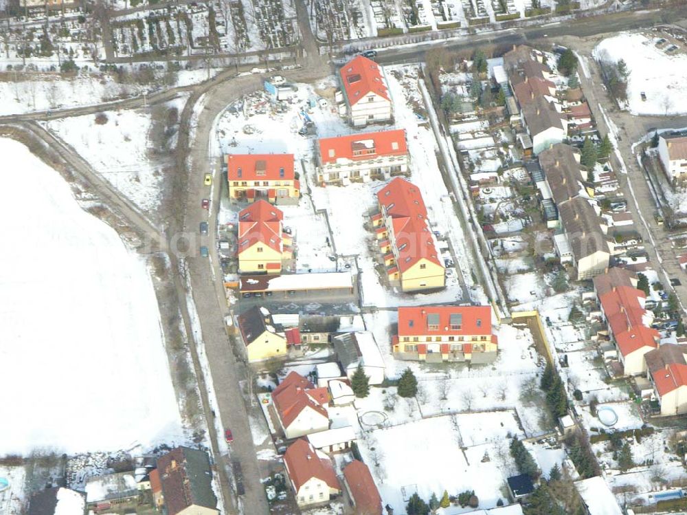 Berlin - Kaulsdorf from above - Berlin-Kaulsdorf,10.03.2005, Wohnsiedlungsneubau der PREMIER-Deutschland GmbH, an der Dorfstr. Am Alten Dorfanger in Berlin-Kaulsdorf