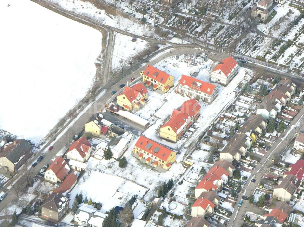 Aerial image Berlin - Kaulsdorf - Berlin-Kaulsdorf,10.03.2005, Wohnsiedlungsneubau der PREMIER-Deutschland GmbH, an der Dorfstr. Am Alten Dorfanger in Berlin-Kaulsdorf