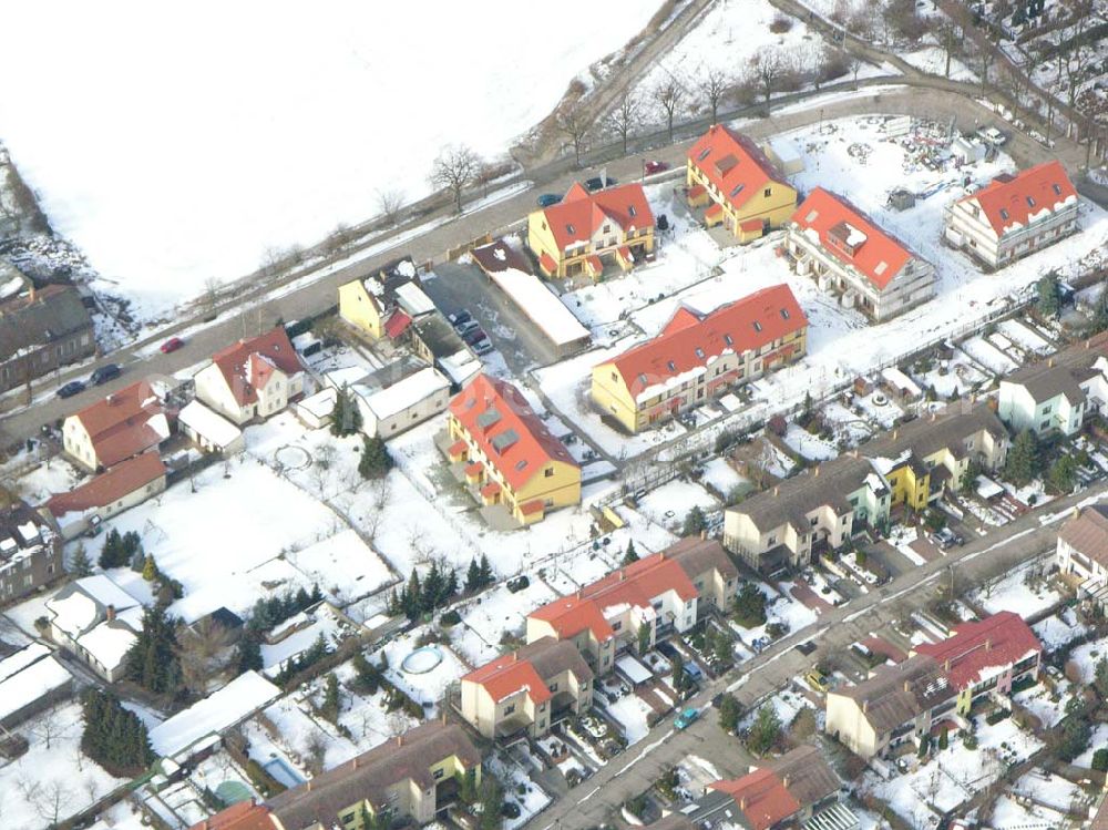 Berlin - Kaulsdorf from above - Berlin-Kaulsdorf,10.03.2005, Wohnsiedlungsneubau der PREMIER-Deutschland GmbH, an der Dorfstr. Am Alten Dorfanger in Berlin-Kaulsdorf