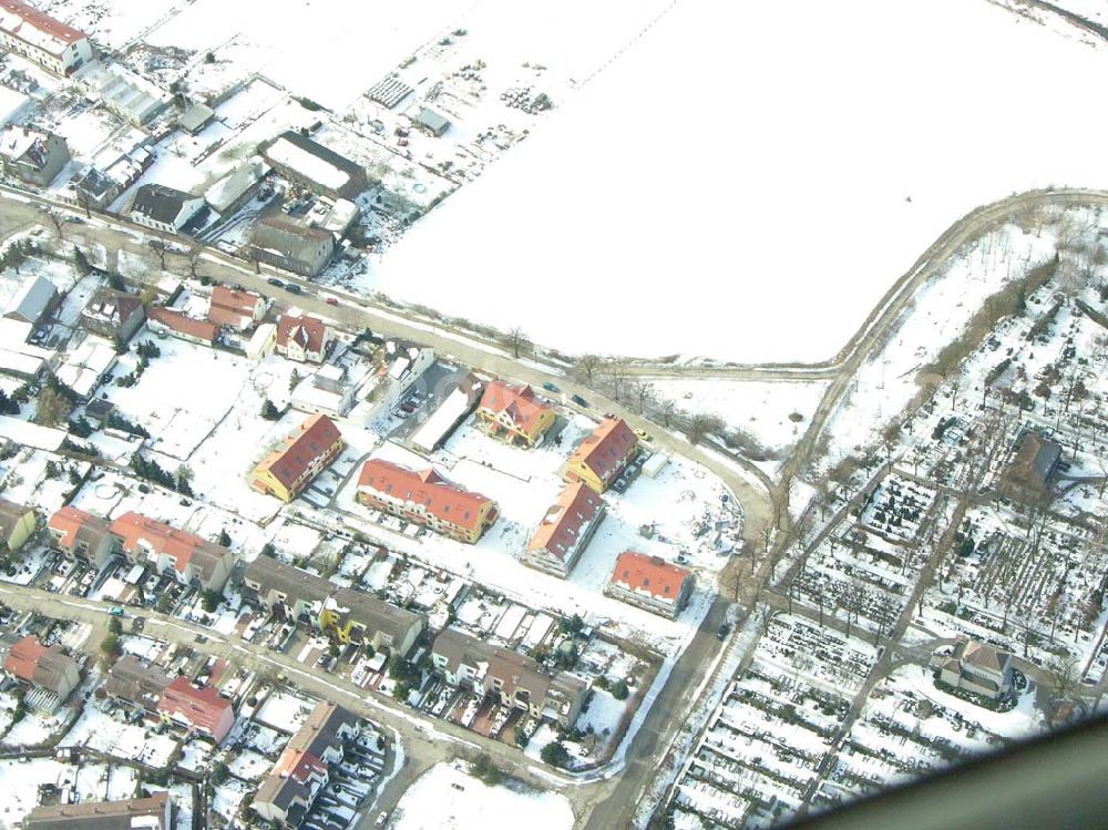 Berlin - Kaulsdorf from above - Berlin-Kaulsdorf,10.03.2005, Wohnsiedlungsneubau der PREMIER-Deutschland GmbH, an der Dorfstr. Am Alten Dorfanger in Berlin-Kaulsdorf