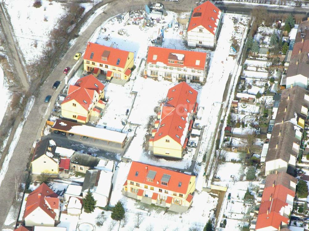 Berlin - Kaulsdorf from above - Berlin-Kaulsdorf,10.03.2005, Wohnsiedlungsneubau der PREMIER-Deutschland GmbH, an der Dorfstr. Am Alten Dorfanger in Berlin-Kaulsdorf