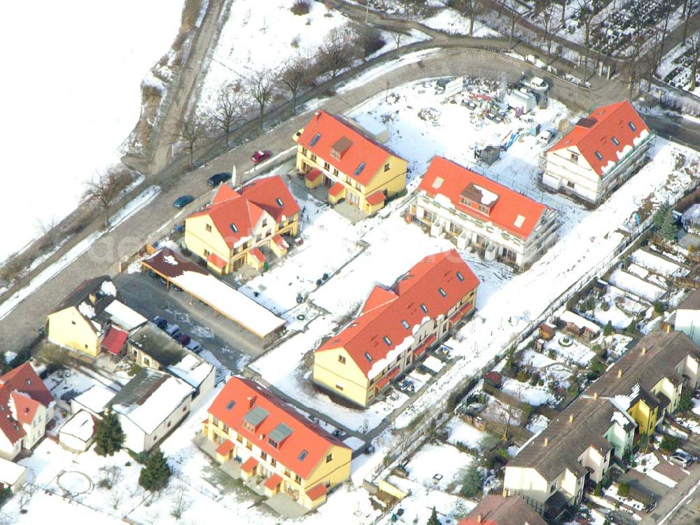 Berlin - Kaulsdorf from the bird's eye view: Berlin-Kaulsdorf,10.03.2005, Wohnsiedlungsneubau der PREMIER-Deutschland GmbH, an der Dorfstr. Am Alten Dorfanger in Berlin-Kaulsdorf