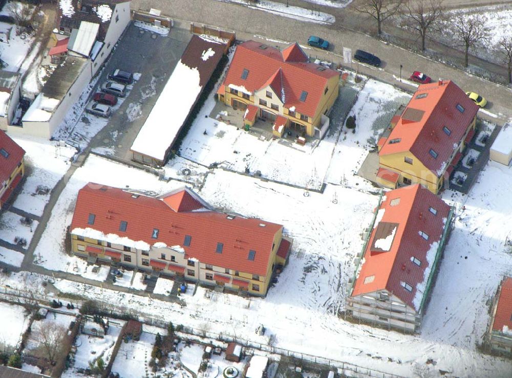 Berlin - Kaulsdorf from the bird's eye view: Berlin-Kaulsdorf,10.03.2005, Wohnsiedlungsneubau der PREMIER-Deutschland GmbH, an der Dorfstr. Am Alten Dorfanger in Berlin-Kaulsdorf