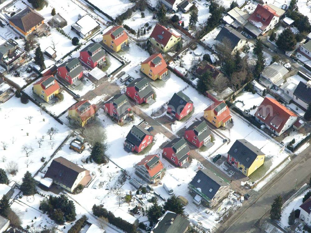 Berlin-Kaulsdorf from above - Berlin-Kaulsdorf,10.03.2005,Wohnsiedlungsneubau der PREMIER-Deutschland GmbH, an der Heerstr. Kaulsdorfer Garten in Berlin-Kaulsdorf