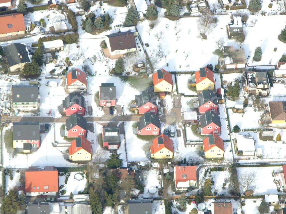 Berlin-Kaulsdorf from above - Berlin-Kaulsdorf,10.03.2005,Wohnsiedlungsneubau der PREMIER-Deutschland GmbH, an der Heerstr. Kaulsdorfer Garten in Berlin-Kaulsdorf