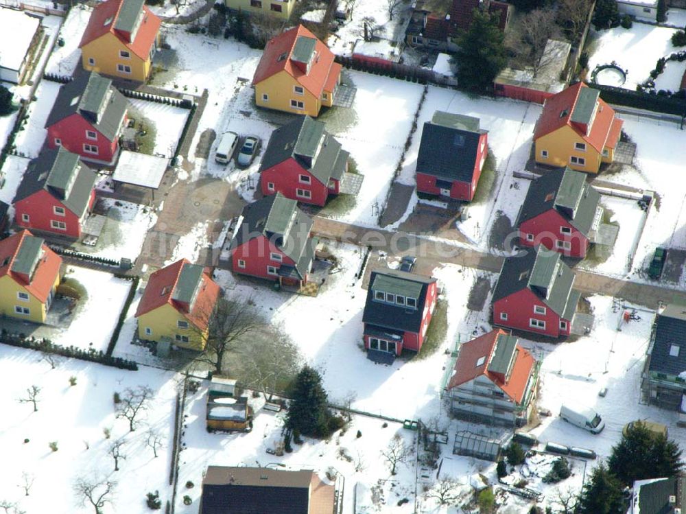 Aerial photograph Berlin-Kaulsdorf - Berlin-Kaulsdorf,10.03.2005,Wohnsiedlungsneubau der PREMIER-Deutschland GmbH, an der Heerstr. Kaulsdorfer Garten in Berlin-Kaulsdorf