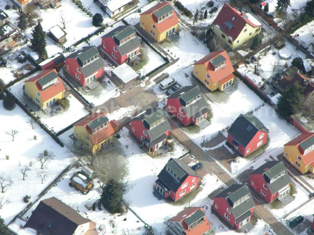 Berlin-Kaulsdorf from above - Berlin-Kaulsdorf,10.03.2005,Wohnsiedlungsneubau der PREMIER-Deutschland GmbH, an der Heerstr. Kaulsdorfer Garten in Berlin-Kaulsdorf