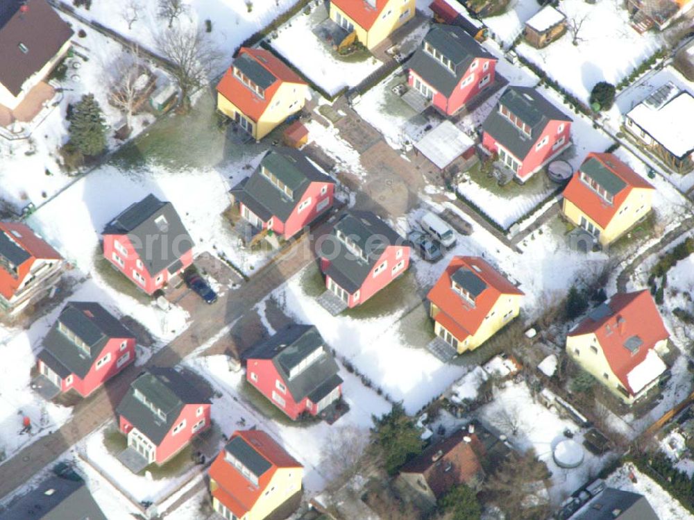 Aerial image Berlin-Kaulsdorf - Berlin-Kaulsdorf,10.03.2005,Wohnsiedlungsneubau der PREMIER-Deutschland GmbH, an der Heerstr. Kaulsdorfer Garten in Berlin-Kaulsdorf