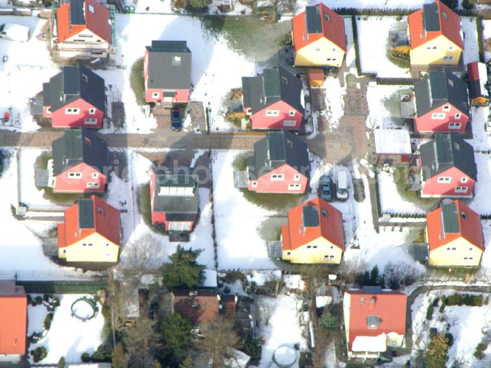 Aerial photograph Berlin-Kaulsdorf - Berlin-Kaulsdorf,10.03.2005,Wohnsiedlungsneubau der PREMIER-Deutschland GmbH, an der Heerstr. Kaulsdorfer Garten in Berlin-Kaulsdorf