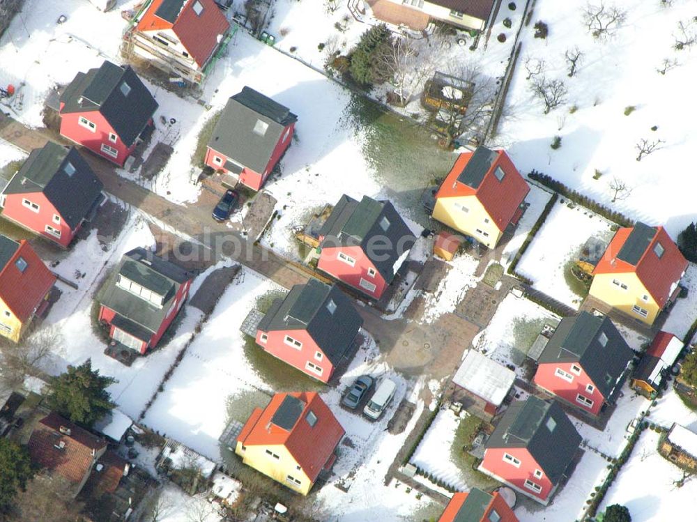 Berlin-Kaulsdorf from above - Berlin-Kaulsdorf,10.03.2005,Wohnsiedlungsneubau der PREMIER-Deutschland GmbH, an der Heerstr. Kaulsdorfer Garten in Berlin-Kaulsdorf