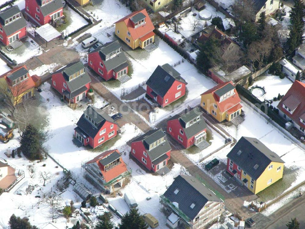 Berlin-Kaulsdorf from the bird's eye view: Berlin-Kaulsdorf,10.03.2005,Wohnsiedlungsneubau der PREMIER-Deutschland GmbH, an der Heerstr. Kaulsdorfer Garten in Berlin-Kaulsdorf