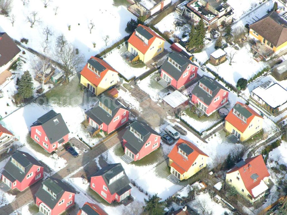 Berlin-Kaulsdorf from above - Berlin-Kaulsdorf,10.03.2005,Wohnsiedlungsneubau der PREMIER-Deutschland GmbH, an der Heerstr. Kaulsdorfer Garten in Berlin-Kaulsdorf