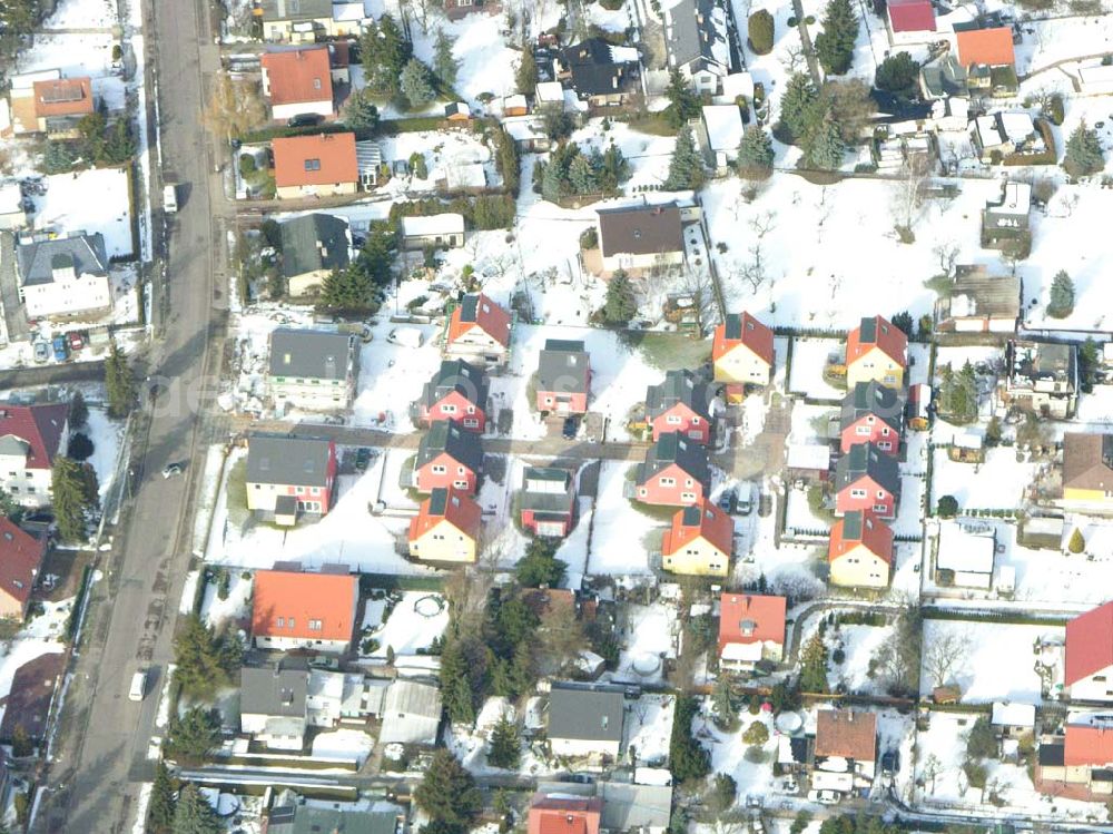 Aerial image Berlin-Kaulsdorf - Berlin-Kaulsdorf,10.03.2005,Wohnsiedlungsneubau der PREMIER-Deutschland GmbH, an der Heerstr. Kaulsdorfer Garten in Berlin-Kaulsdorf