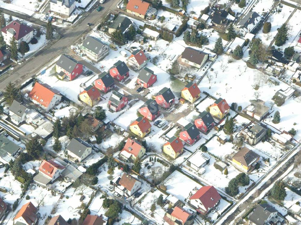 Berlin-Kaulsdorf from above - Berlin-Kaulsdorf,10.03.2005,Wohnsiedlungsneubau der PREMIER-Deutschland GmbH, an der Heerstr. Kaulsdorfer Garten in Berlin-Kaulsdorf