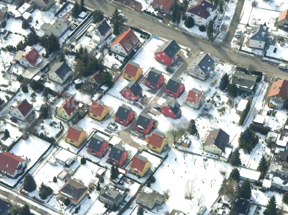 Aerial image Berlin-Kaulsdorf - Berlin-Kaulsdorf,10.03.2005,Wohnsiedlungsneubau der PREMIER-Deutschland GmbH, an der Heerstr. Kaulsdorfer Garten in Berlin-Kaulsdorf