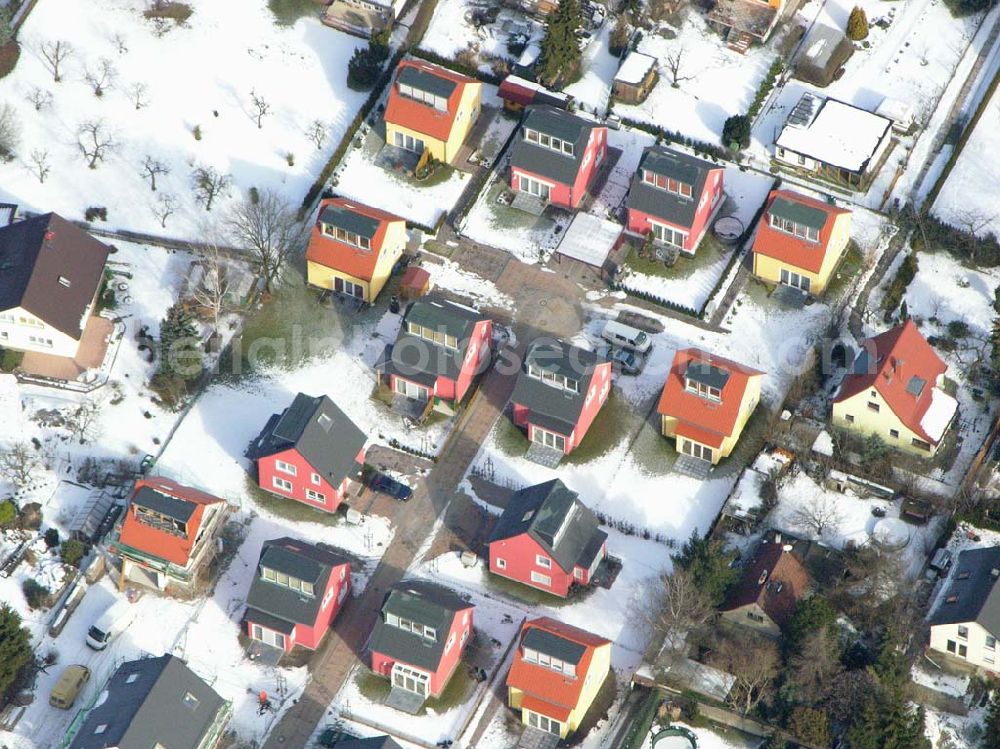 Berlin-Kaulsdorf from above - Berlin-Kaulsdorf,10.03.2005,Wohnsiedlungsneubau der PREMIER-Deutschland GmbH, an der Heerstr. Kaulsdorfer Garten in Berlin-Kaulsdorf