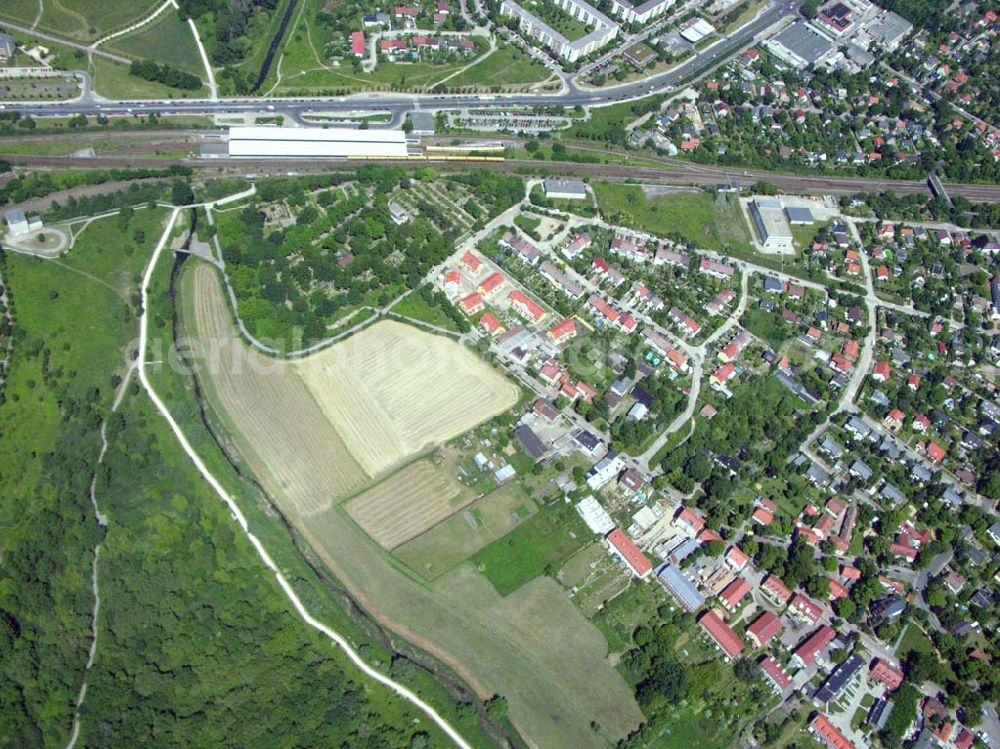 Aerial image Berlin - Blick auf Kaulsdorf. Im Vordergrund ist der Wohnsiedlungsneubau der PREMIER-Deutschland GmbH, an der Dorfstr. Am Alten Dorfanger in Berlin-Kaulsdorf zu sehen