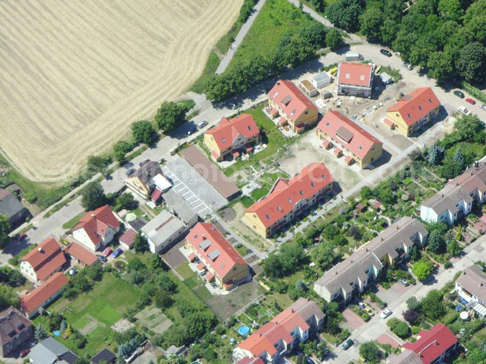 Berlin from the bird's eye view: Berlin-Kaulsdorf,20.06.2005,Wohnsiedlungsneubau der PREMIER-Deutschland GmbH, an der Dorfstr. Am Alten Dorfanger in Berlin-Kaulsdorf