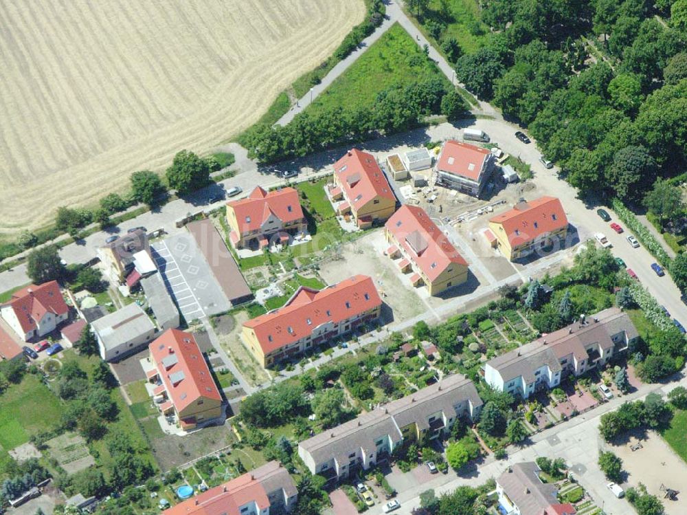 Aerial image Berlin - Berlin-Kaulsdorf,20.06.2005,Wohnsiedlungsneubau der PREMIER-Deutschland GmbH, an der Dorfstr. Am Alten Dorfanger in Berlin-Kaulsdorf