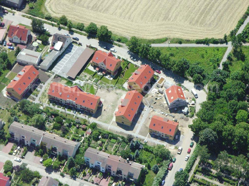 Berlin from above - Berlin-Kaulsdorf,20.06.2005,Wohnsiedlungsneubau der PREMIER-Deutschland GmbH, an der Dorfstr. Am Alten Dorfanger in Berlin-Kaulsdorf