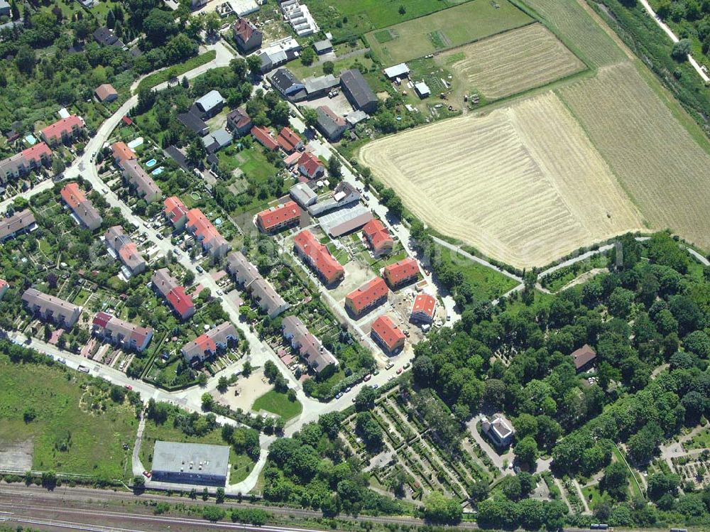 Berlin from the bird's eye view: Berlin-Kaulsdorf,20.06.2005,Wohnsiedlungsneubau der PREMIER-Deutschland GmbH, an der Dorfstr. Am Alten Dorfanger in Berlin-Kaulsdorf