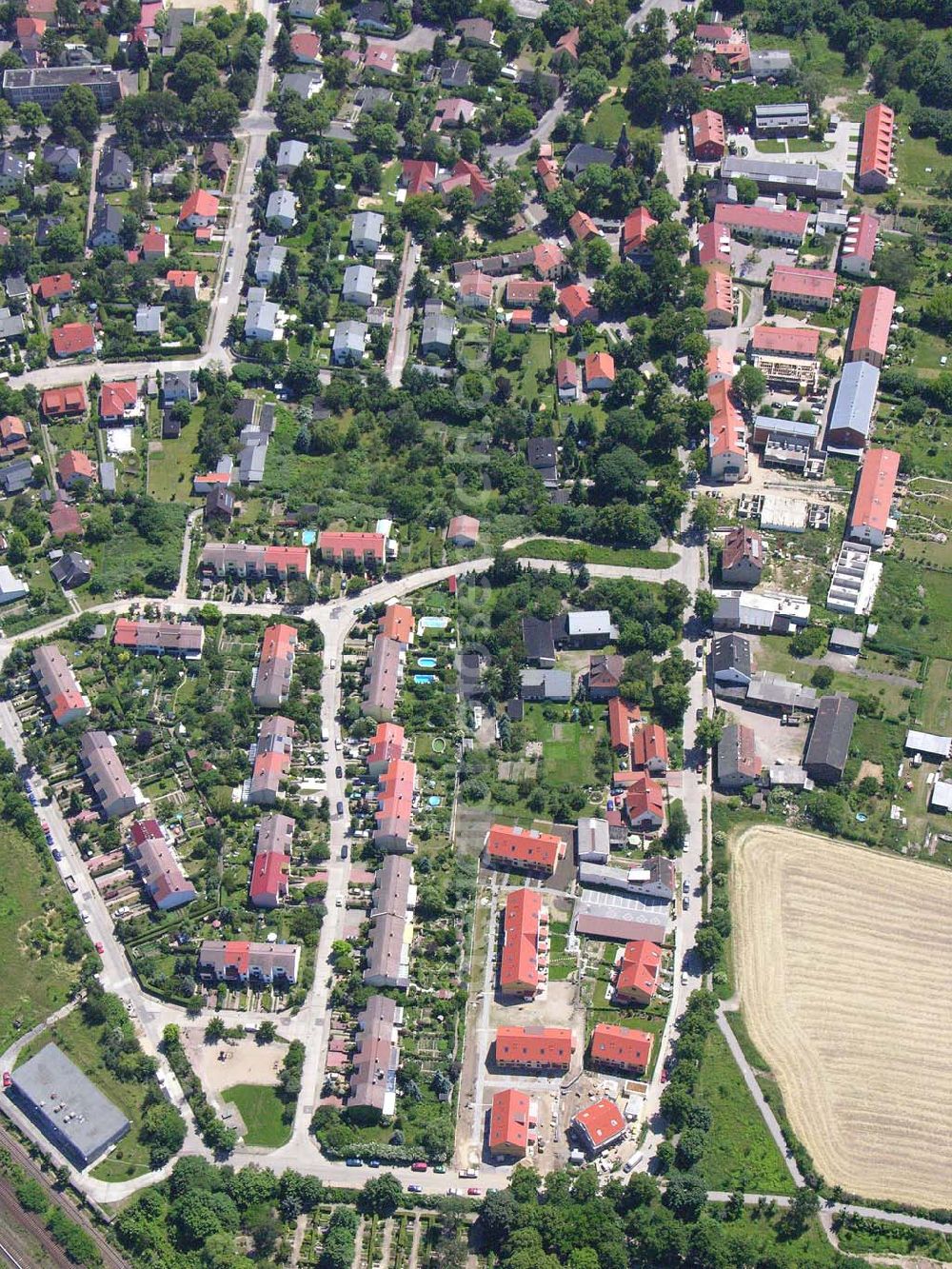 Aerial image Berlin - Berlin-Kaulsdorf,20.06.2005,Wohnsiedlungsneubau der PREMIER-Deutschland GmbH, an der Dorfstr. Am Alten Dorfanger in Berlin-Kaulsdorf