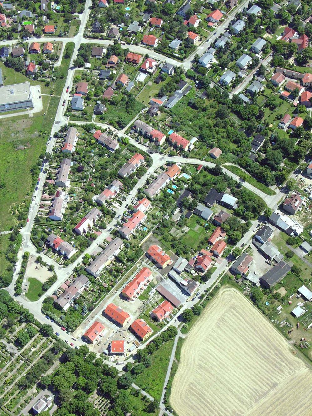 Aerial photograph Berlin - Berlin-Kaulsdorf,20.06.2005,Wohnsiedlungsneubau der PREMIER-Deutschland GmbH, an der Dorfstr. Am Alten Dorfanger in Berlin-Kaulsdorf