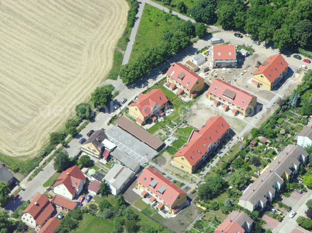 Berlin from the bird's eye view: Berlin-Kaulsdorf,20.06.2005,Wohnsiedlungsneubau der PREMIER-Deutschland GmbH, an der Dorfstr. Am Alten Dorfanger in Berlin-Kaulsdorf