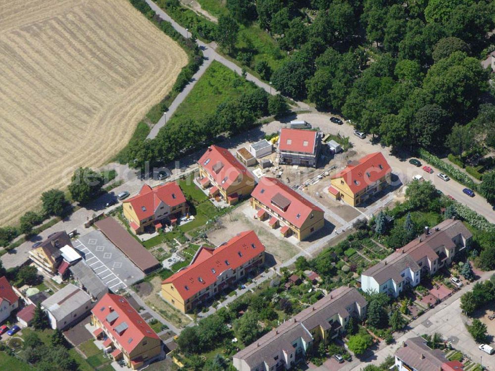 Aerial image Berlin - Berlin-Kaulsdorf,20.06.2005,Wohnsiedlungsneubau der PREMIER-Deutschland GmbH, an der Dorfstr. Am Alten Dorfanger in Berlin-Kaulsdorf