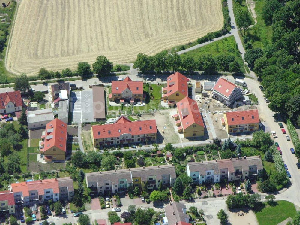 Aerial photograph Berlin - Berlin-Kaulsdorf,20.06.2005,Wohnsiedlungsneubau der PREMIER-Deutschland GmbH, an der Dorfstr. Am Alten Dorfanger in Berlin-Kaulsdorf