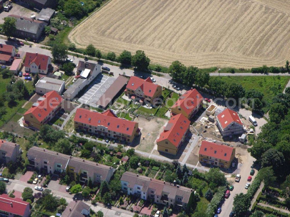 Berlin from the bird's eye view: Berlin-Kaulsdorf,20.06.2005,Wohnsiedlungsneubau der PREMIER-Deutschland GmbH, an der Dorfstr. Am Alten Dorfanger in Berlin-Kaulsdorf