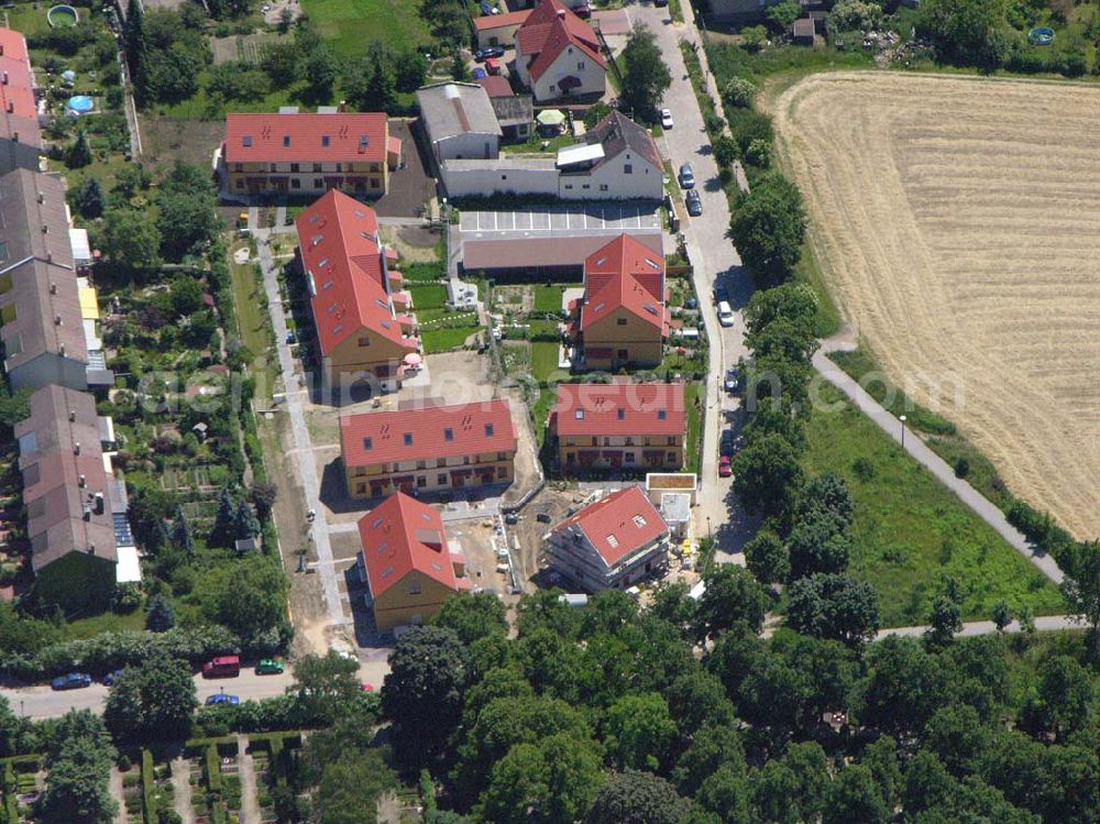 Berlin from above - Berlin-Kaulsdorf,20.06.2005,Wohnsiedlungsneubau der PREMIER-Deutschland GmbH, an der Dorfstr. Am Alten Dorfanger in Berlin-Kaulsdorf