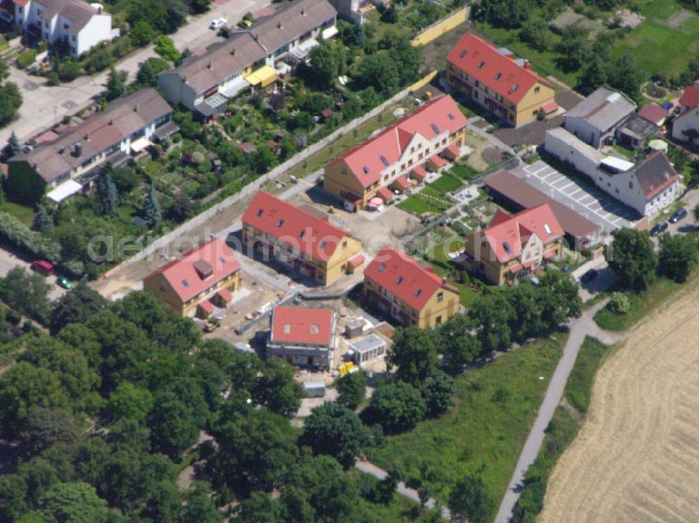 Berlin from the bird's eye view: Berlin-Kaulsdorf,20.06.2005,Wohnsiedlungsneubau der PREMIER-Deutschland GmbH, an der Dorfstr. Am Alten Dorfanger in Berlin-Kaulsdorf